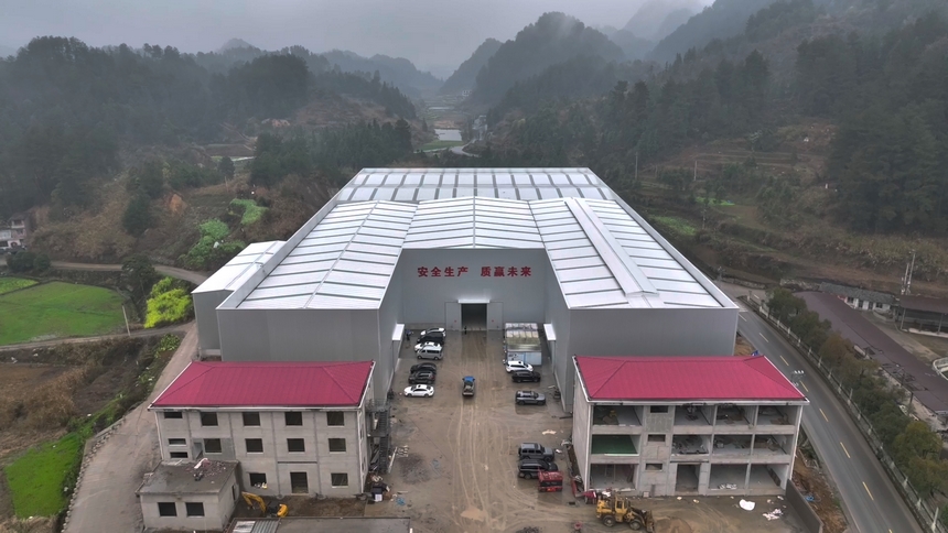 麻江縣年產(chǎn)5萬噸電熔白剛玉項目建設(shè)現(xiàn)場。瞿忠黎攝