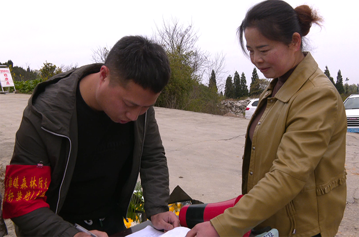 市民在“鮮花兌換點”兌換鮮花。