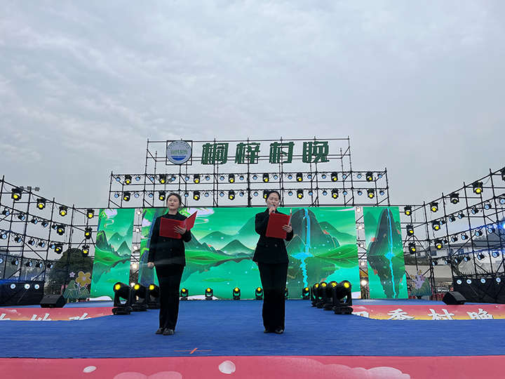 桐梓春季“村晚”迎春朗誦會(huì)現(xiàn)場(chǎng)。