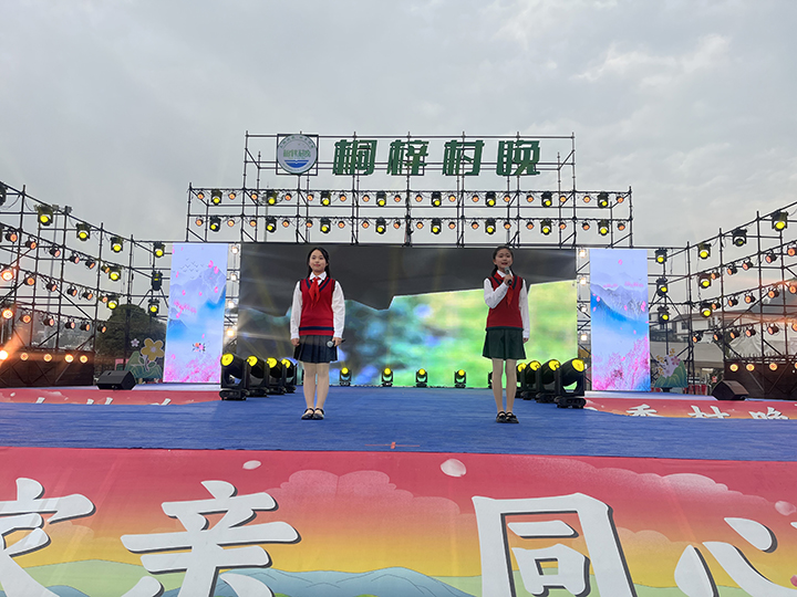 桐梓春季“村晚”迎春朗誦會(huì)現(xiàn)場(chǎng)。