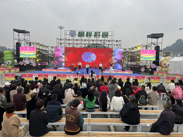 桐梓春季“村晚”迎春朗誦會(huì)現(xiàn)場(chǎng)。