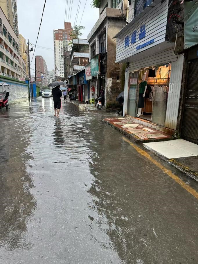 平壩區(qū)文明路改造前。