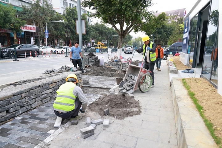4 圖為迎賓大道改造工程施工現(xiàn)場.jpg