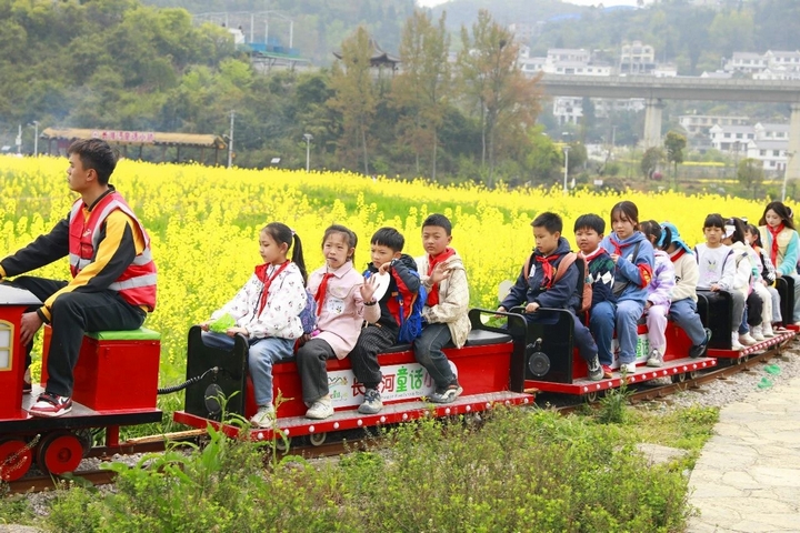 2 學(xué)生們?cè)陂L(zhǎng)灘河童話小鎮(zhèn)參加研學(xué)活動(dòng).jpg