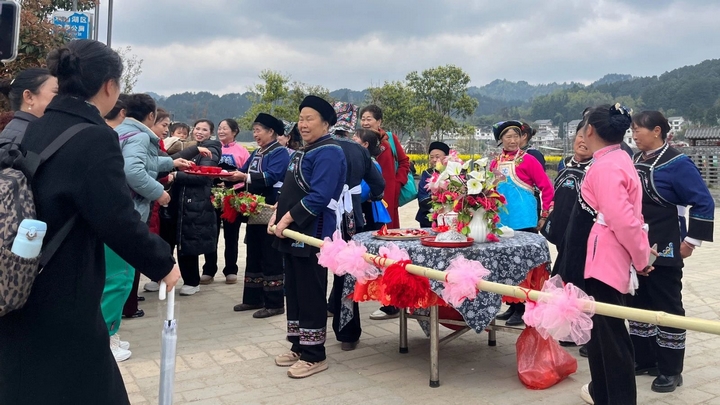 3 游客在百花湖鎮(zhèn)下麥城村體驗(yàn)布依攔門酒.jpg