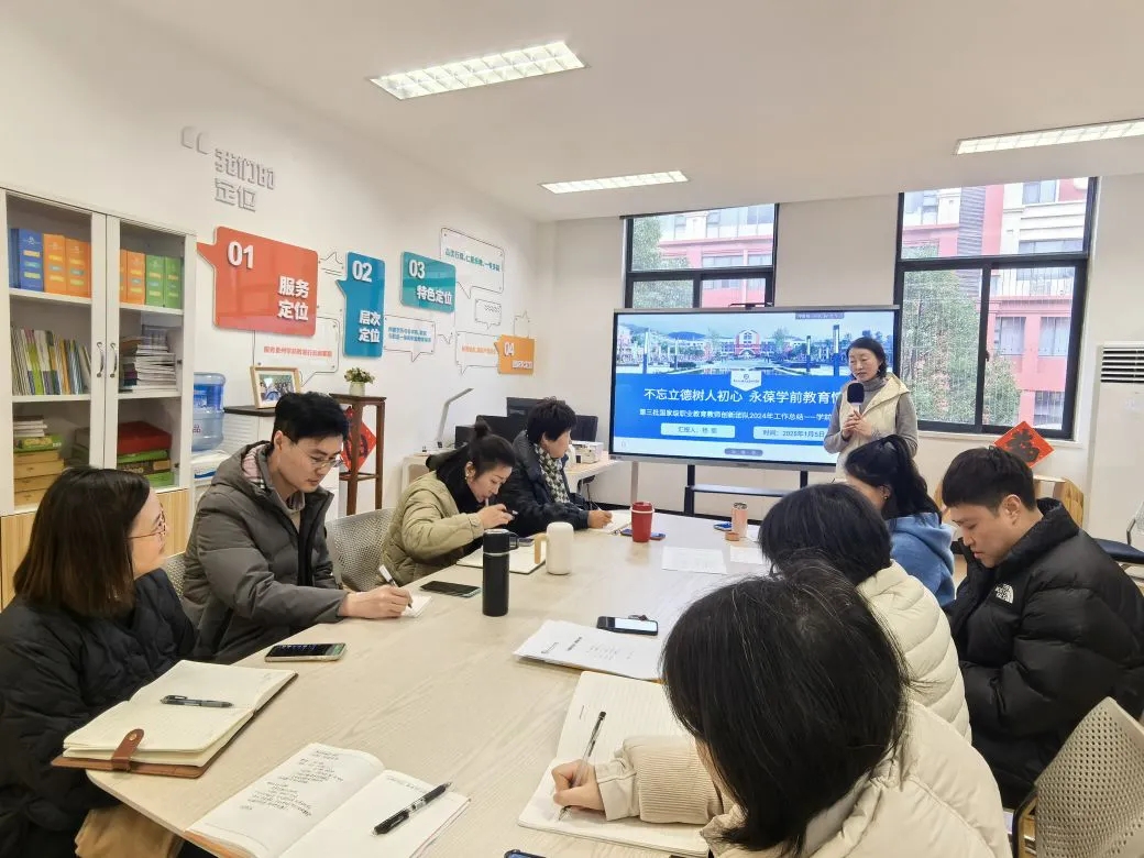 團(tuán)隊教師開展集體教研。