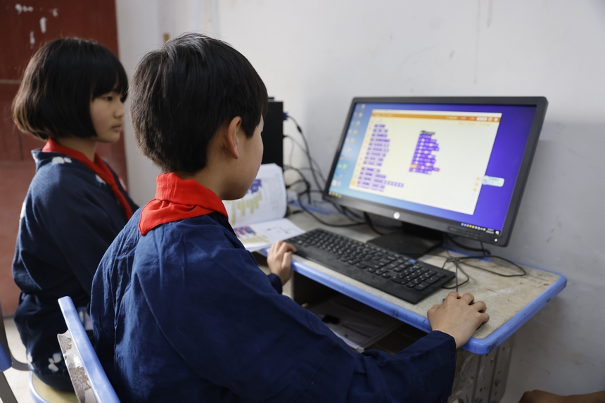 2025年4月10日，貴州省黔東南苗族侗族自治州施秉縣馬號鎮(zhèn)黃古小學(xué)，學(xué)生在學(xué)習(xí)無人機編程知識。