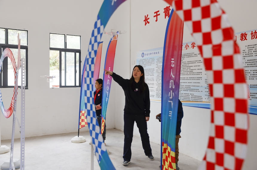 2025年4月10日，貴州省黔東南苗族侗族自治州施秉縣馬號鎮(zhèn)黃古小學，老師在指導學生練習操控無人機。