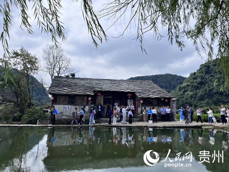 游客正在參觀安順屯堡村寨。人民網(wǎng) 陳潔泉攝