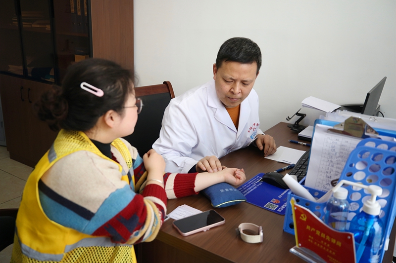 平壩區(qū)中醫(yī)院專家正把脈問診。