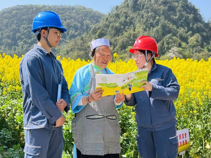 電力設(shè)備巡維。