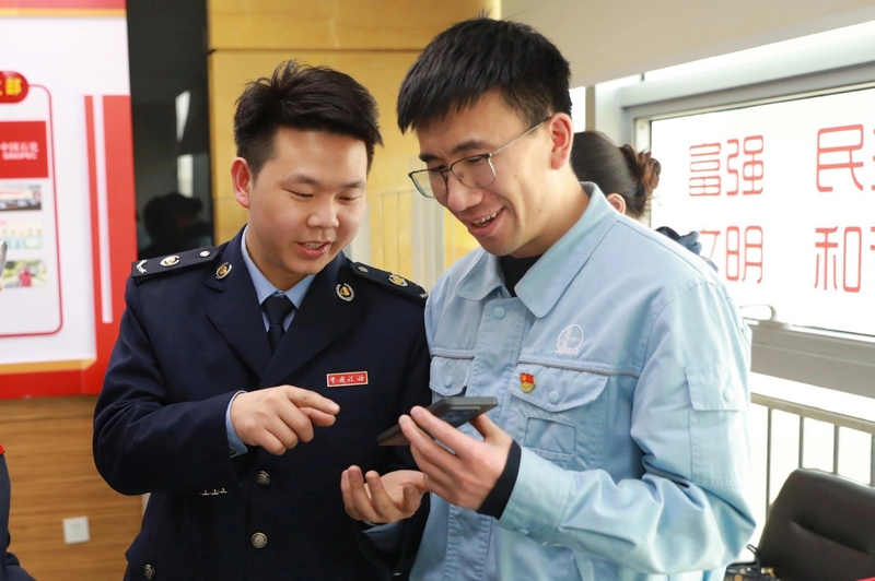稅務干部輔導企業(yè)職工登錄個稅APP進行個稅匯算清繳（胡珊攝