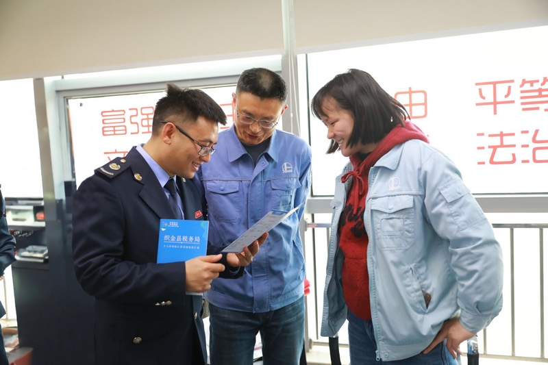稅務(wù)干部為企業(yè)財務(wù)講解稅企直連試點服務(wù)。
