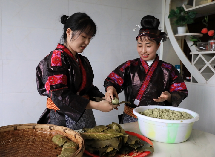 周啟英（右）等正在制作三月粑。.jpg