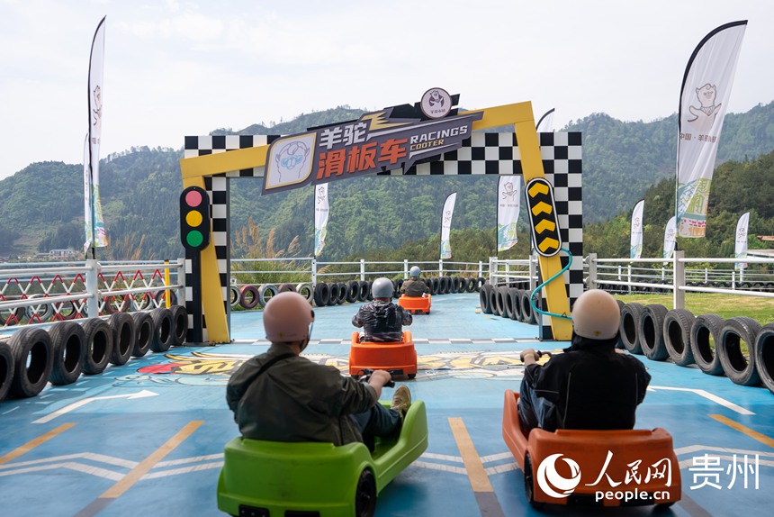 景區(qū)內(nèi)，游客體驗(yàn)滑板車。人民網(wǎng)記者 涂敏攝