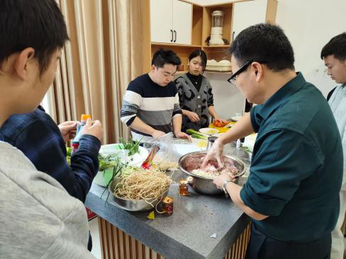輔導員與同學們在“一站式”社區(qū)舉行勞動活動。