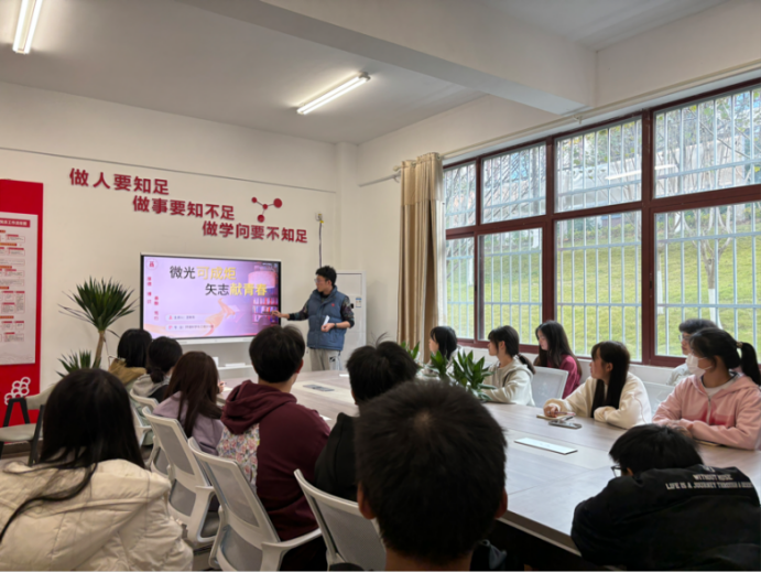 省級優(yōu)秀學生干部在“一站式”社區(qū)分享經驗。