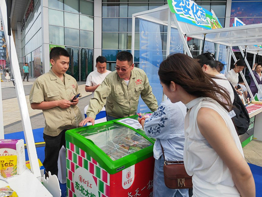 黑龍江文旅推薦官向貴陽市民解說。