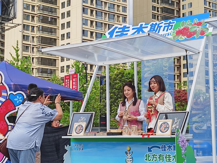 貴陽市民前來打卡記錄。