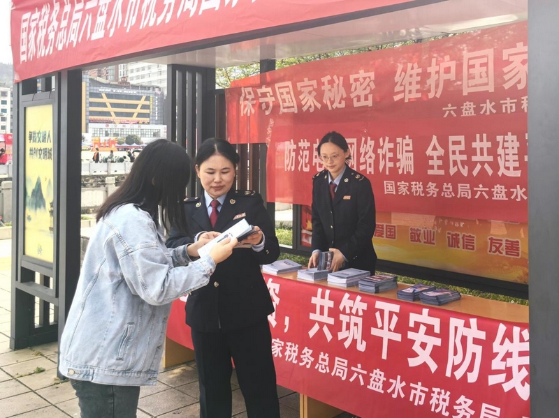 稅務(wù)人員為群眾發(fā)放并解讀宣傳手冊(cè)。梁敏攝