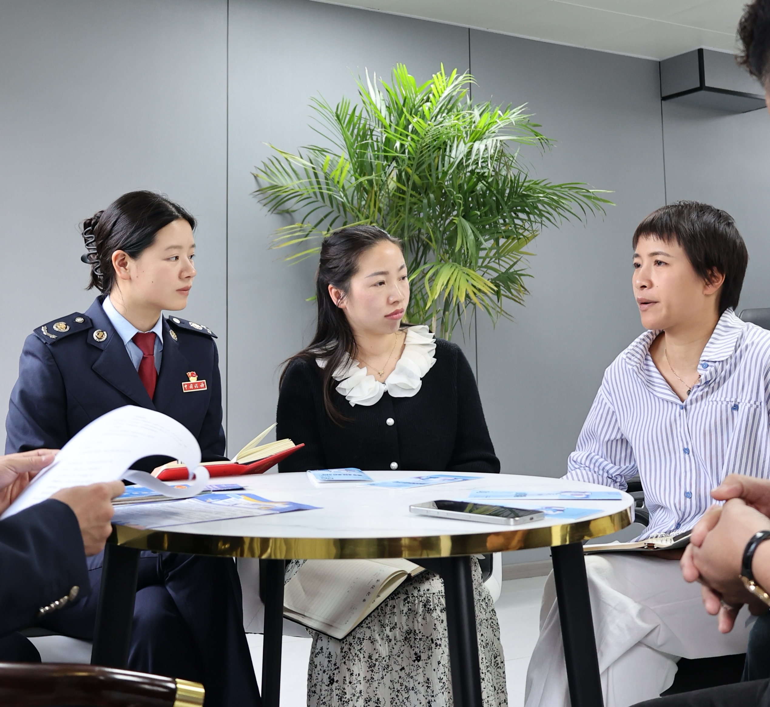 國家稅務總局畢節(jié)高新分局聯(lián)合畢節(jié)高新區(qū)科技創(chuàng)新局走訪了解畢節(jié)中科進出口貿(mào)易有限公司發(fā)展情況，深入企業(yè)開展跨境稅收服務政策宣講，助力企業(yè)“出?！?。