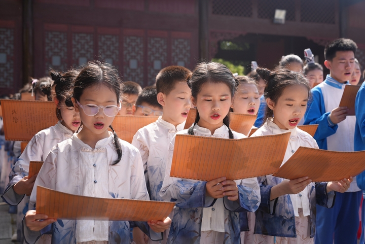 學生誦讀儒家經(jīng)典《大學》篇章。陳敏攝.jpg