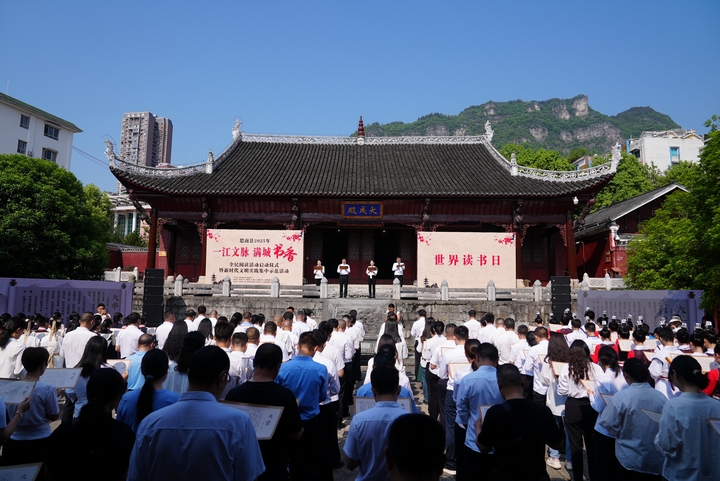 千人誦讀儒家經(jīng)典《大學》篇章。陳敏攝.jpg