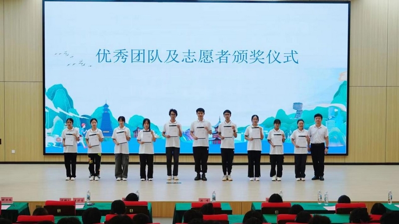 群醫(yī)學(xué)試點(diǎn)項(xiàng)目?jī)?yōu)秀“小青衛(wèi)”志愿者頒獎(jiǎng)儀式。