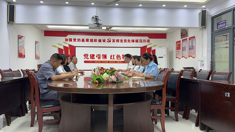 仁懷市馨天地小區(qū)的物業(yè)收集業(yè)主意見和建議。仁懷市委宣傳部供圖.jpg