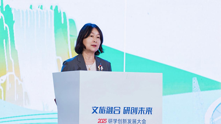 2、貴州省文化和旅游廳黨組成員、副廳長李芳致辭。
