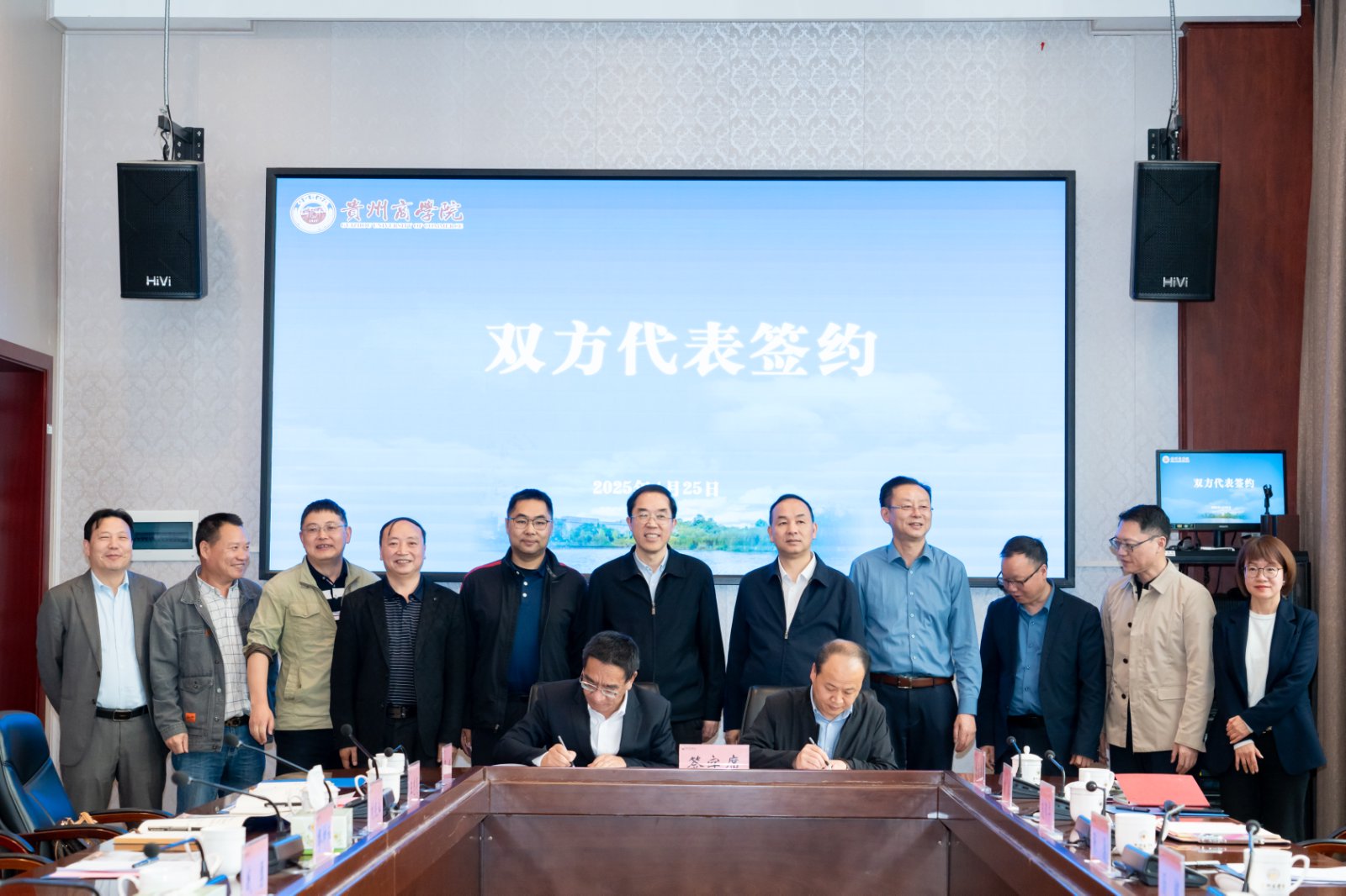 羅兵與繆坤和代表兩校簽署合作協(xié)議。