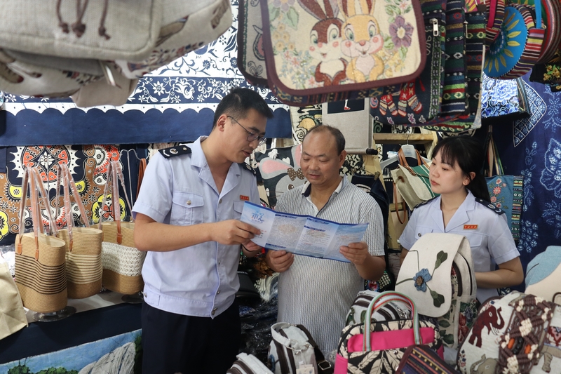 安順市鎮(zhèn)寧縣稅務(wù)局干部走進(jìn)景區(qū)紀(jì)念品店為納稅人介紹最新稅費(fèi)優(yōu)惠政策。舒開培攝