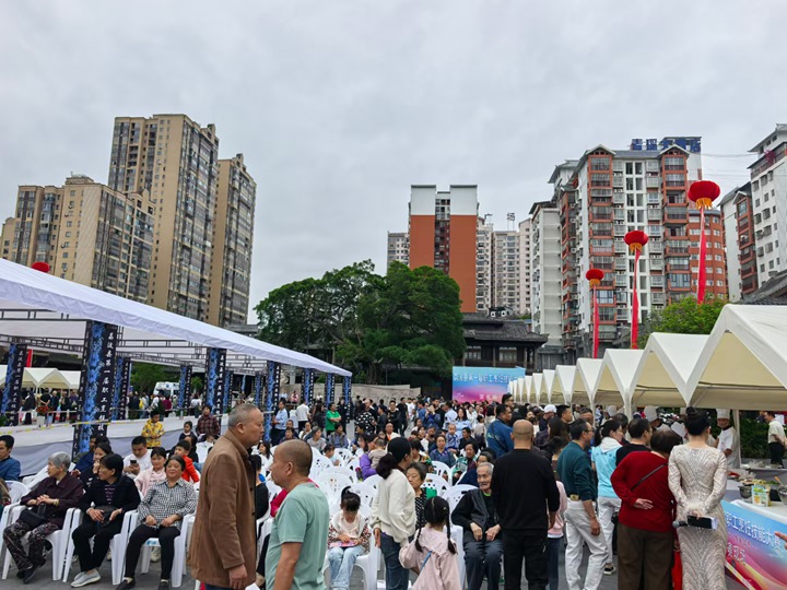 圖為大賽現(xiàn)場市民游客滿滿。