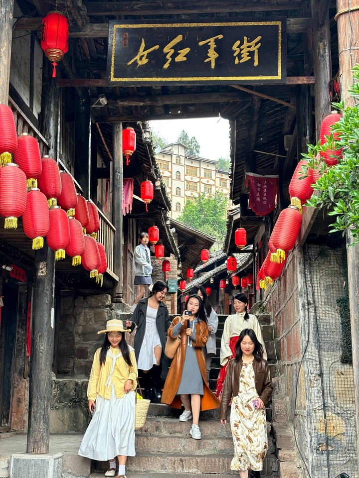 1、達(dá)人們?cè)谂t軍街取景。（刁苓沙 攝）.jpg