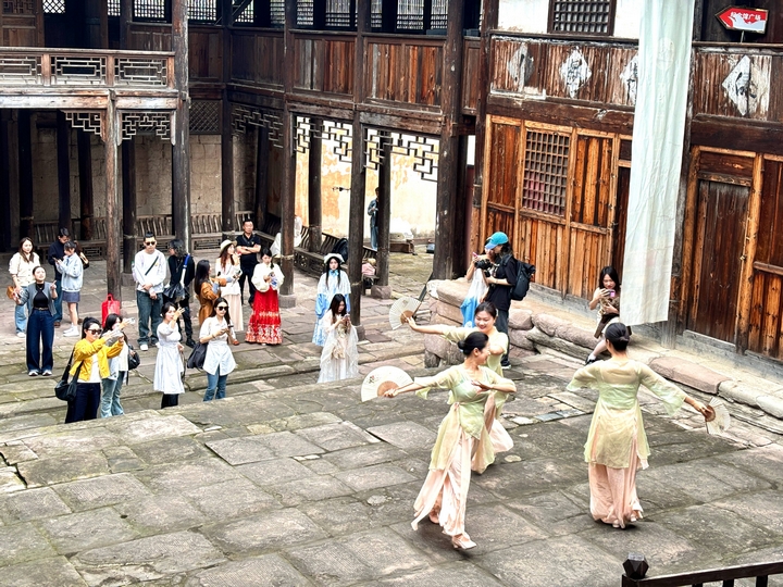2、小劇場(chǎng)內(nèi)，古典舞姿輕盈優(yōu)美，達(dá)人們舉起拍攝設(shè)備定格瞬間，或跟隨音樂(lè)節(jié)奏翩翩起舞。（刁苓沙 攝）.jpg