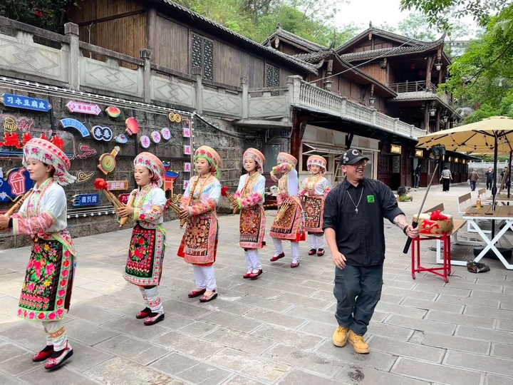 3、景區(qū)內(nèi)苗家阿妹的斗腳舞表演沸騰起來(lái)（任奕欣 攝）.jpg
