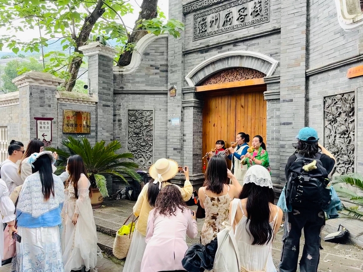 4、達(dá)人們偶遇樂(lè)器演奏組，進(jìn)行拍照打卡（任奕欣 攝）.jpg