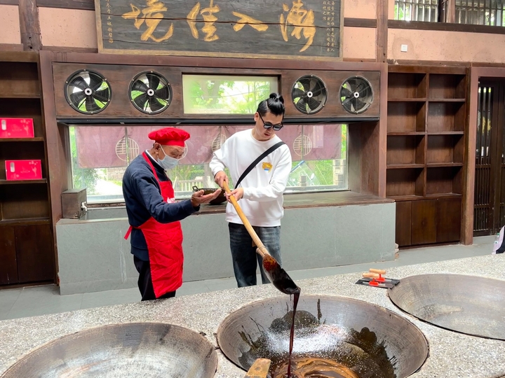 7、達(dá)人們紛紛加入古法熬糖技藝的體驗(yàn)學(xué)習(xí)（任奕欣 攝）.jpg