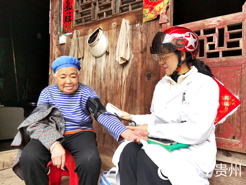 楊世霞對高血壓患者進行入戶隨訪。人民網(wǎng)記者 王秀芳攝
