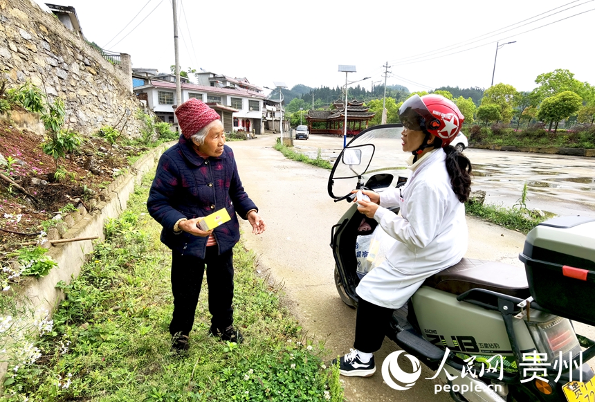 楊世霞正在給楊德秀老人送藥。人民網(wǎng)記者 王秀芳攝