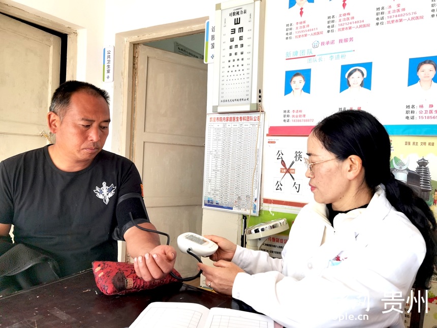 楊世霞在村衛(wèi)生室坐診。人民網(wǎng)記者 王秀芳攝