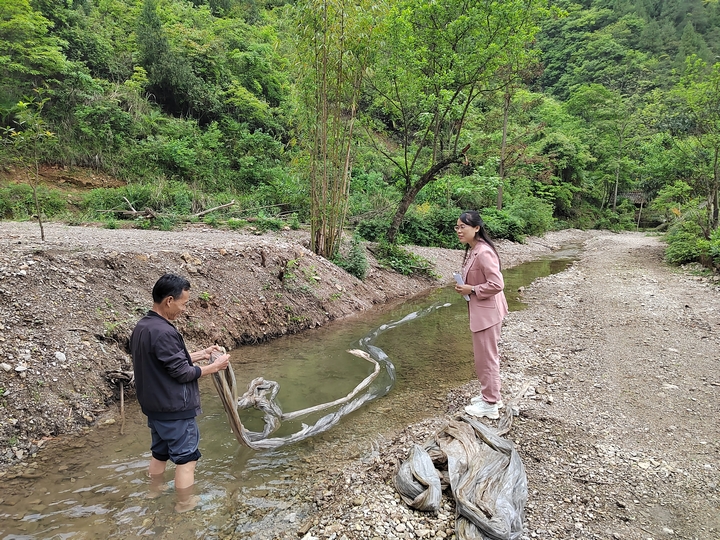 城關(guān)鎮(zhèn)黨委書記到伍旗村雷洞溝組宣傳地質(zhì)災(zāi)害相關(guān)知識.jpg