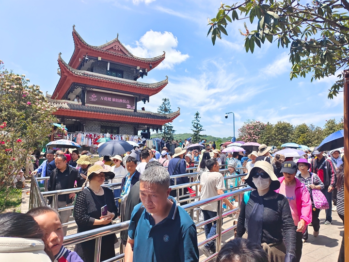 金坡景區(qū)萬(wàn)花樓。