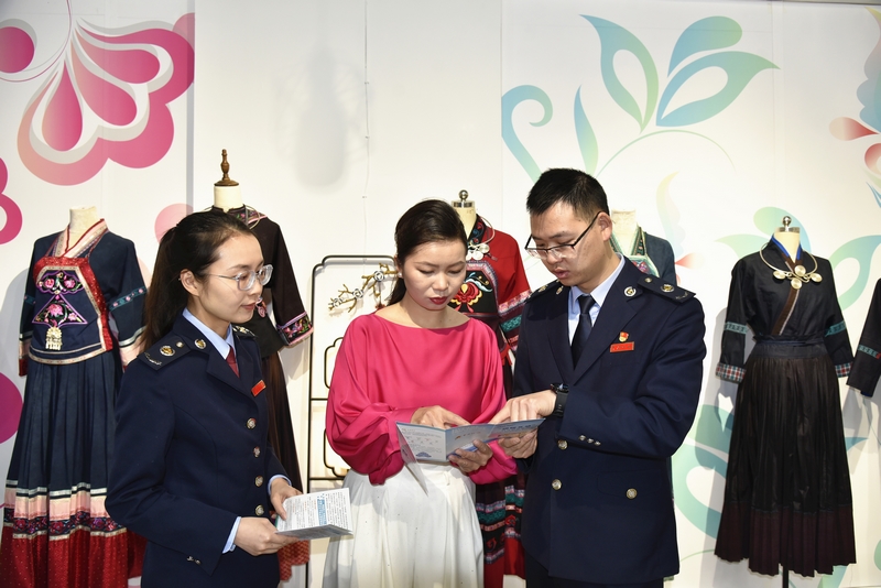 _晴隆縣稅務(wù)局干部深入走訪貴州布依垚文化發(fā)展有限責(zé)任公司，宣傳講解“銀稅互動(dòng)”政策。楊書(shū)琪攝