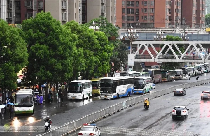 1 旅游大巴在南明區(qū)花果園滿載游客準備前往全省各大景區(qū).jpg