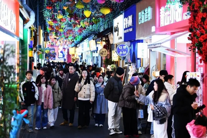 4 市民游客在青云市集內(nèi)游覽打卡.jpg