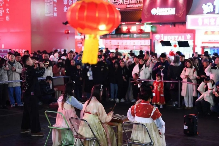 5 市民游客在青云市集內(nèi)觀看表演.jpg