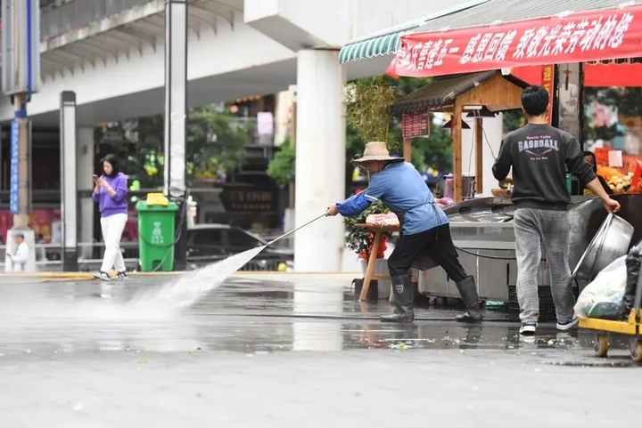 8 在南明區(qū)花果園旅游大巴集散服務(wù)點周邊，保潔員正進行保潔作業(yè)。.jpg