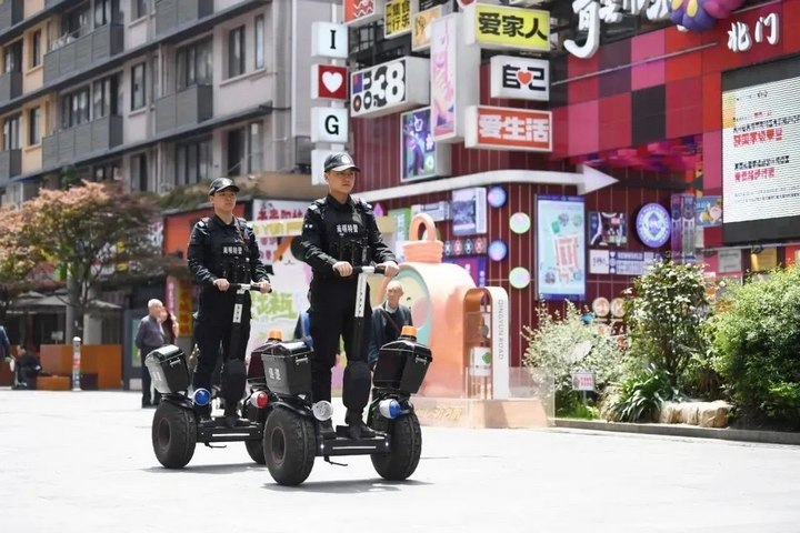 9 南明區(qū)青云路街面警務(wù)站的巡警正在青云路步行街開展街面巡邏。.jpg