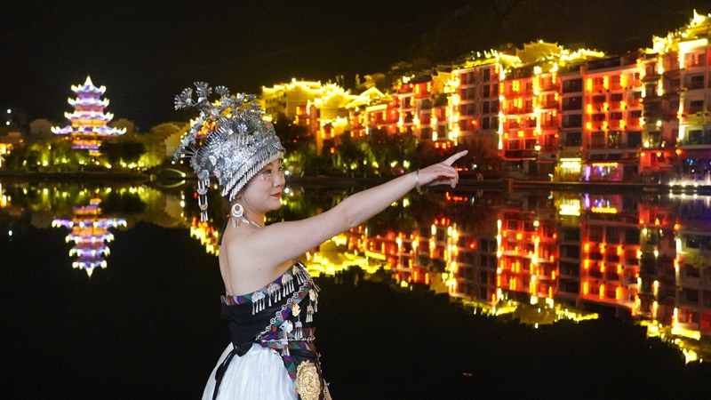 游客盛裝拍照車逢路 。鎮(zhèn)遠(yuǎn)縣委宣傳部供圖